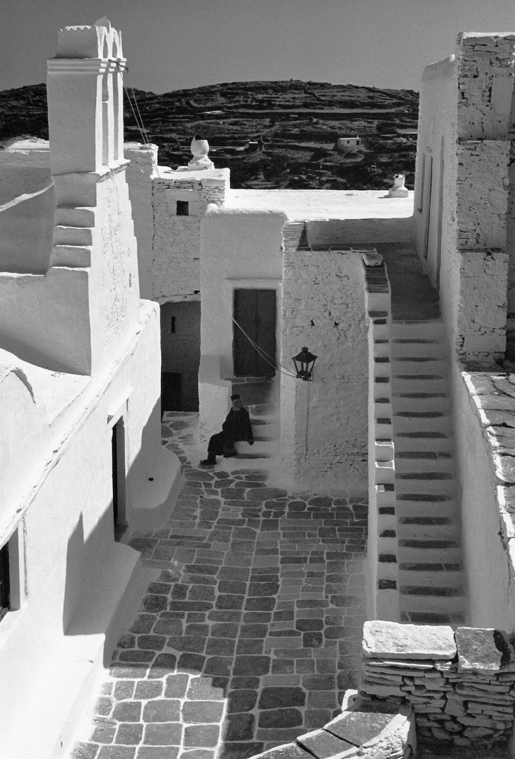 Karl Stadler - Innenhof mit Einsiedlermönch, Kloster Vrisi, Sifnos (1964)